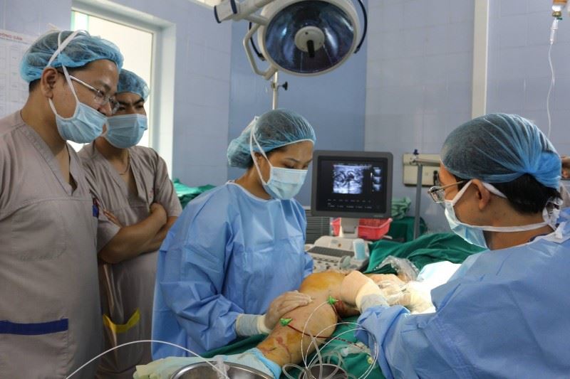 Lần đầu tiên điều trị suy tĩnh mạch chi dưới bằng laser và sóng cao tần